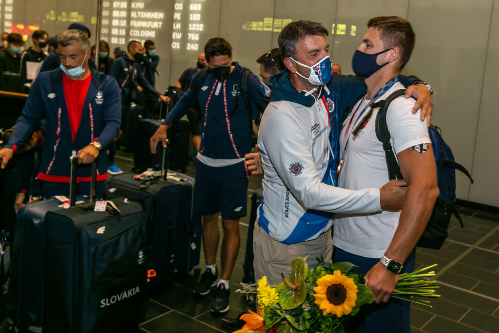 Takto vyzeral príchod bronzového štvorkajaku z olympiády v Tokiu.