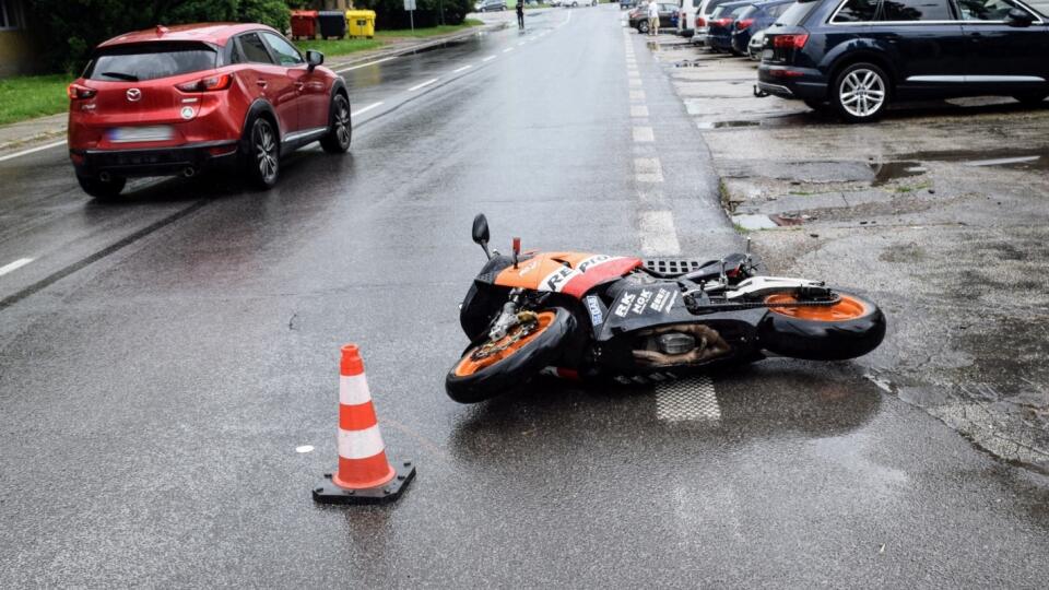 Motorkár v Šali zreme dostal šmyk a vletel pod auto.