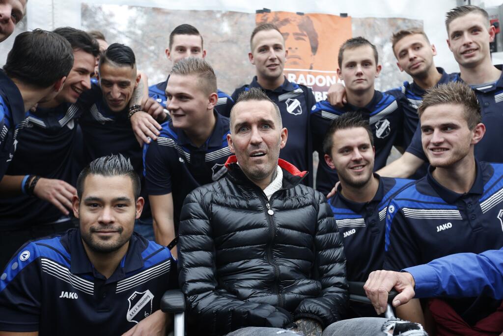 Bývalý holandský futbalista Fernando Ricksen (42) oznámil, že sa poslednýkrát ukáže na verejnosti.