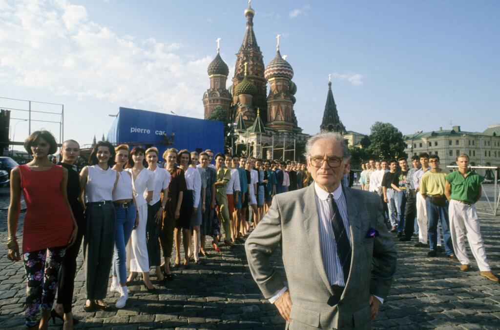 Pierre Cardin ako prvý návrhár mal v roku 1991 svoju módnu prehliadku na Červenom námestí v Moskve, ktorá prilákala 200 000 ľudí.