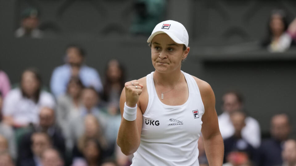 JB 42 Londýn - Austrálska tenistka Ashleigh Bartyová oslavuje po výhre nad Češkou Karolínou Plíškovou vo finále dvojhry na grandslamovom tenisovom turnaji Wimbledon v Londýne 10. júla 2021. FOTO TASR/AP
Australia's Ashleigh Barty celebrates after defeating the Czech Republic's Karolina Pliskova in the women's singles final on day twelve of the Wimbledon Tennis Championships in London, Saturday, July 10, 2021. (AP Photo/Kirsty Wigglesworth)