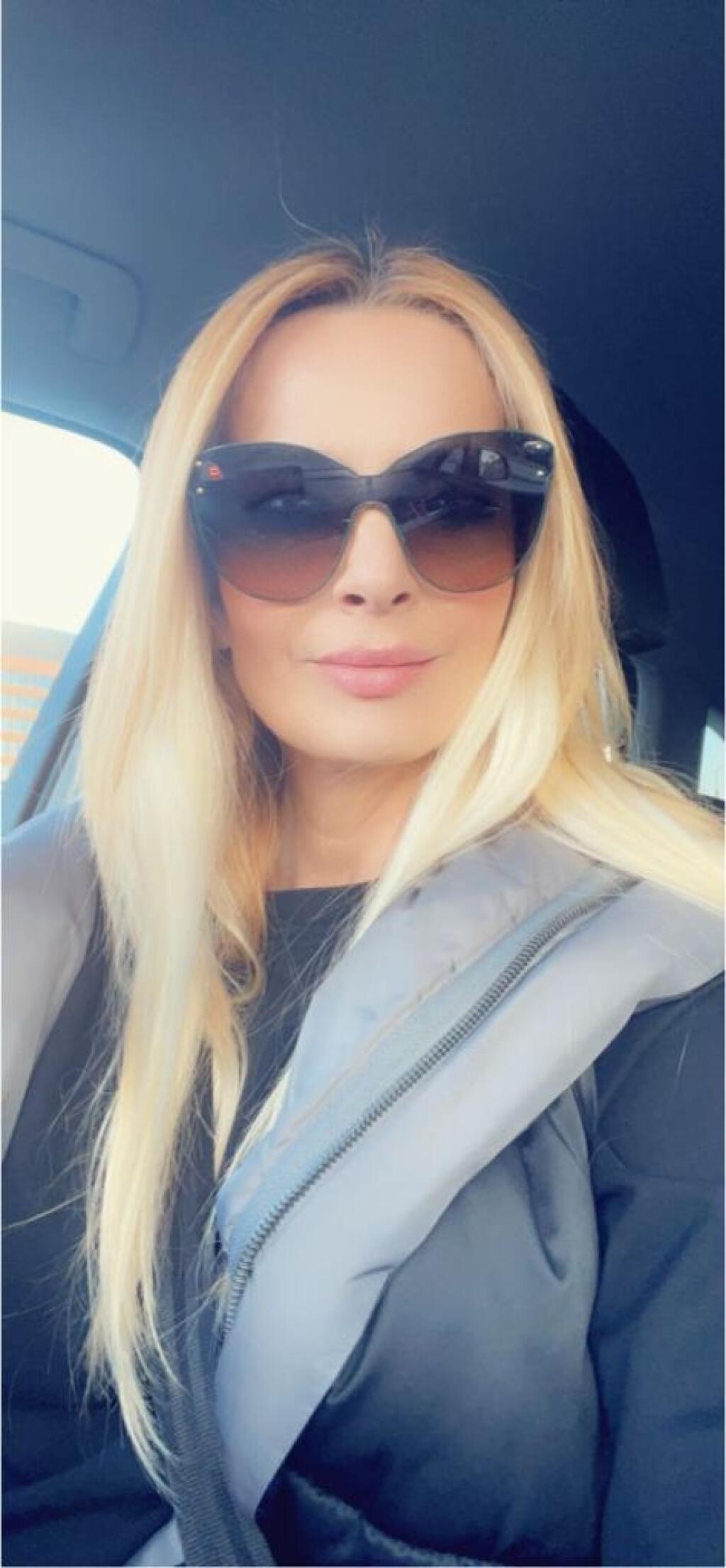 Marianna Ďurianová zbiera slnečné okuliare.