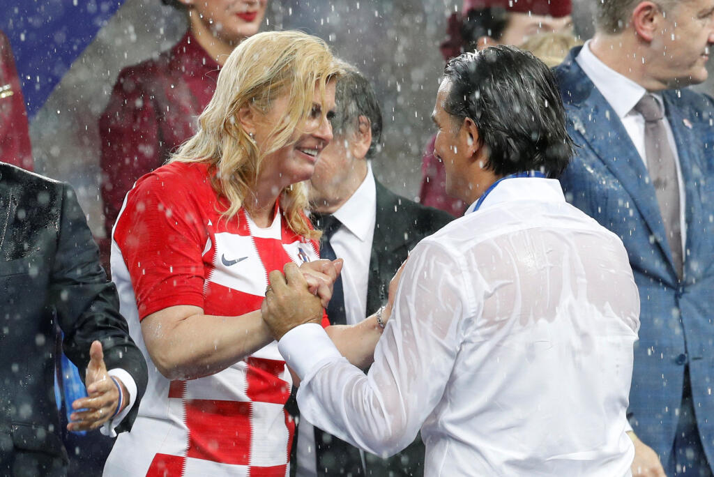 Chorvátska prezidentka Kolinda Grabar-Kitarovičová utešuje trénera Zlatka Daliča.