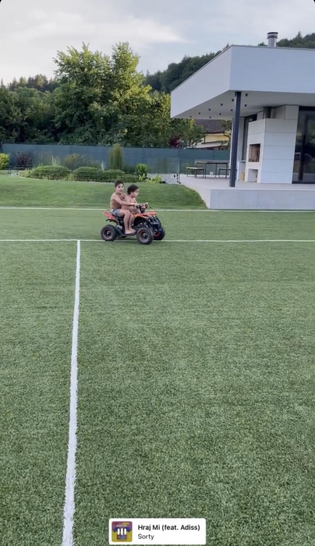 Synovia Hamšíkovej sestry si Slovensko užívajú plnými dúškami a na rozľahlom pozemku nášho futbalistu sa môžu dosýta vyblázniť.