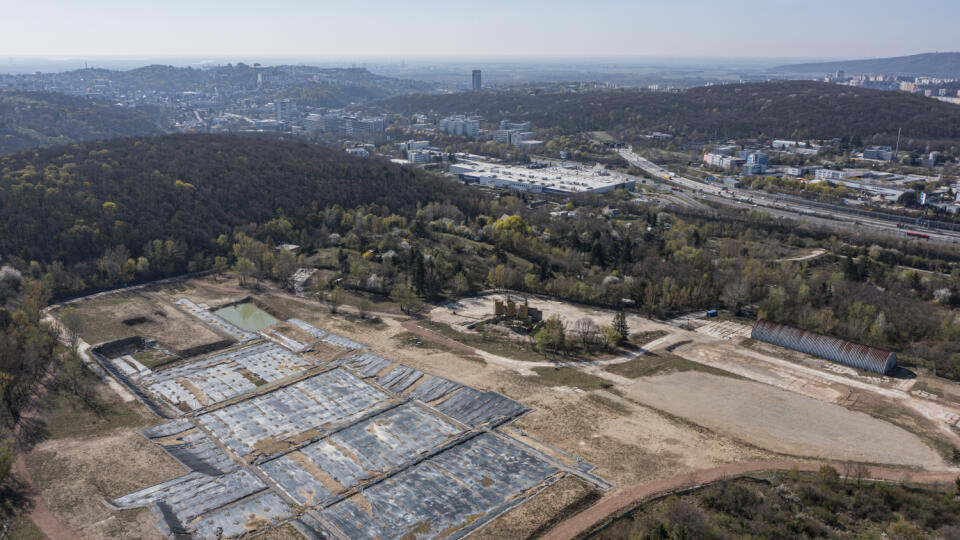 Na snímke z dronu plocha po zbúranej stavbe nemocnice Rázsochy. Bratislava, 24. apríla 2022. FOTO TASR - Michal Svítok