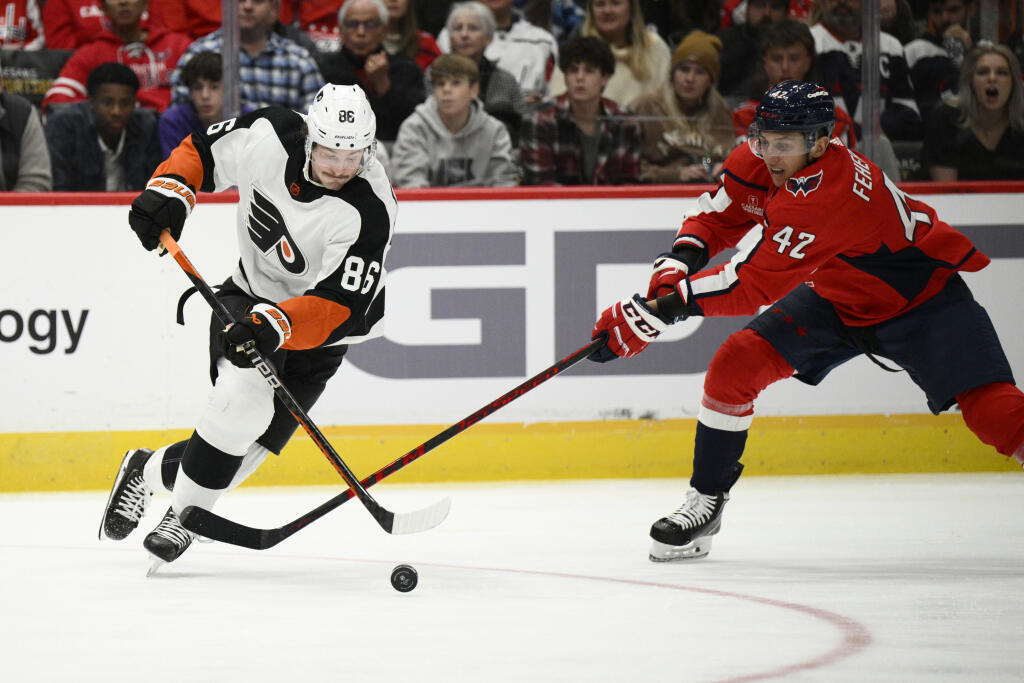 KK4 Washington - Hráč Joel Farabee (86) z Philadelphie Flyers a slovenský obranca Martin Fehérváry z Washingtonu Capitals počas zápasu zámorskej NHL 23. novembra 2022 vo Washingtone. FOTO TASR/AP
Philadelphia Flyers left wing Joel Farabee (86) skates with the puck against Washington Capitals defenseman Martin Fehervary (42) during the second period of an NHL hockey game, Wednesday, Nov. 23, 2022, in Washington. (AP Photo/Nick Wass)