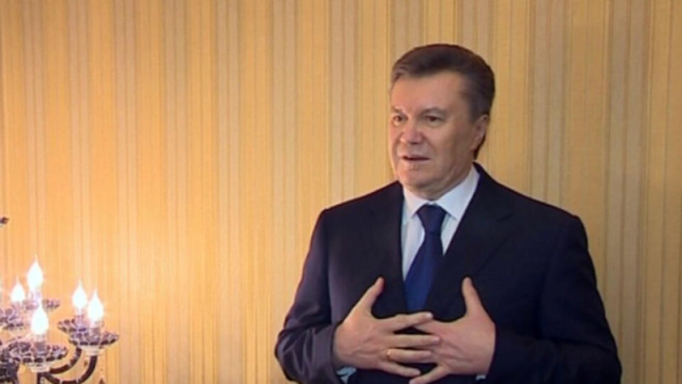 Zosadený ukrajinský prezident Viktor Janukovyč prelomil mlčanie. Prostredníctvom ruských tlačových agentúr vyhlásil, že je stále legitímnou hlavou štátu.