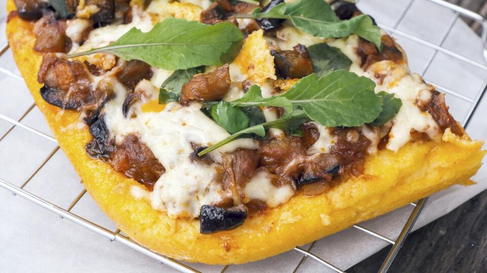Polentová pizza s baklažánom