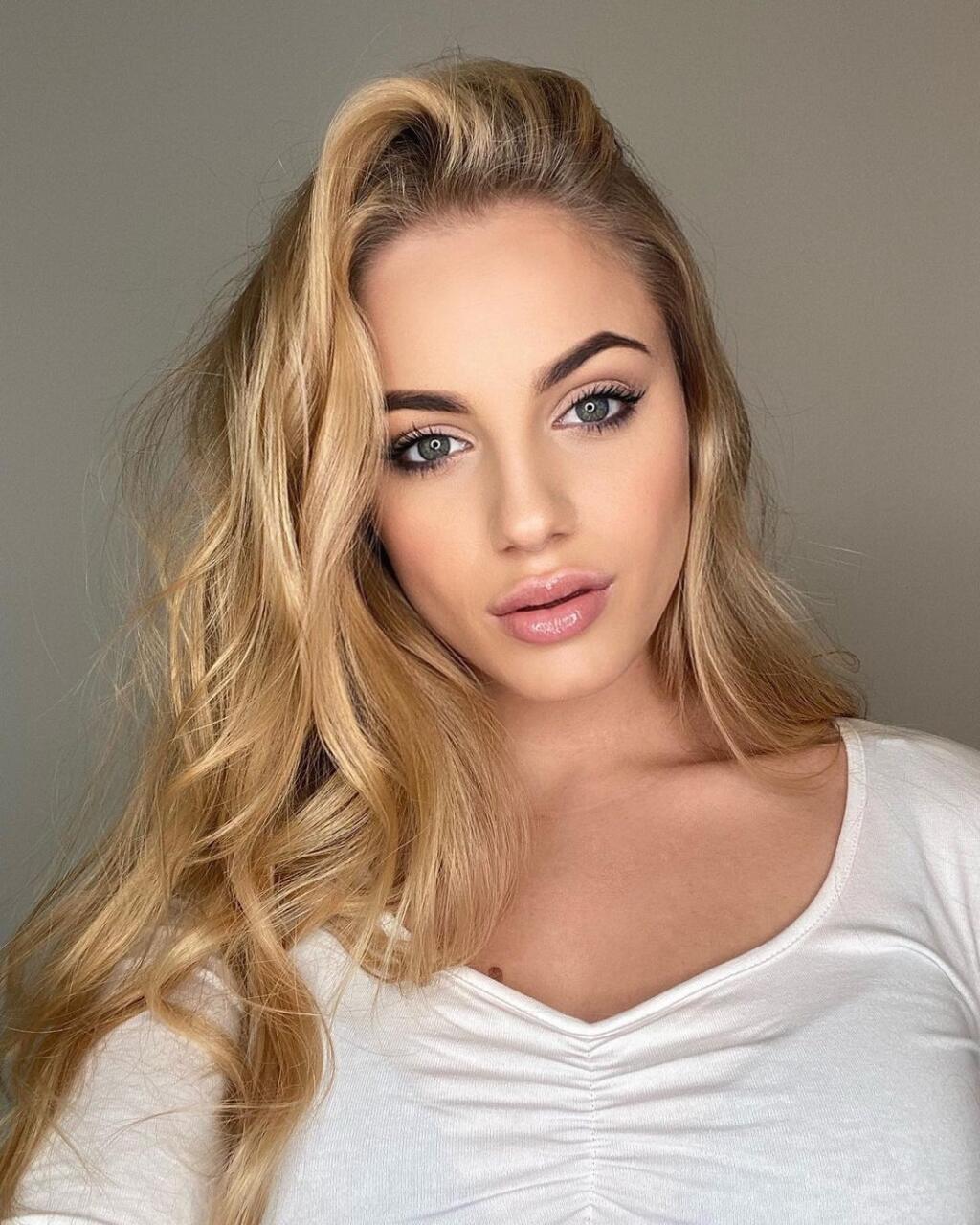 Sexi Ana Maria Markovič sa okrem futbalu živí aj modelingom. Určite sa v ňom nestratí.