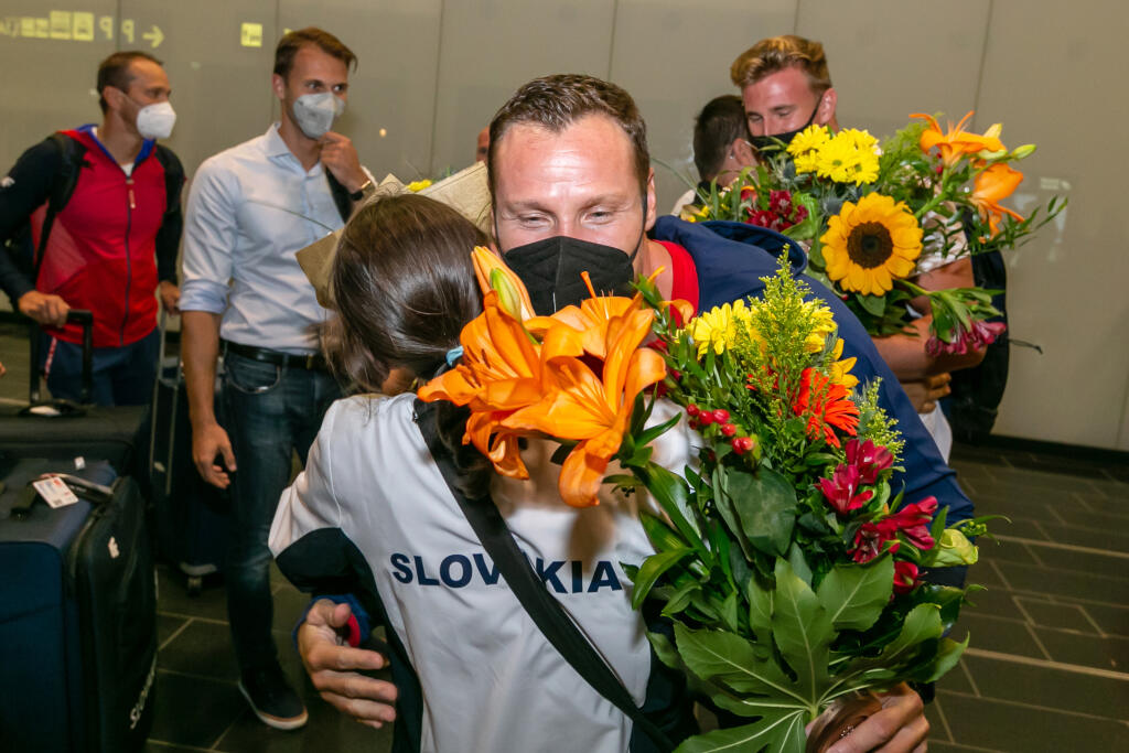 Takto vyzeral príchod bronzového štvorkajaku z olympiády v Tokiu.