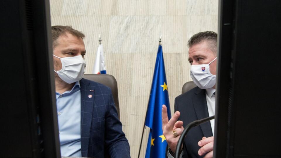 Na snímke vľavo premiér SR Igor Matovič a vpravo minister vnútra SR Roman Mikulec