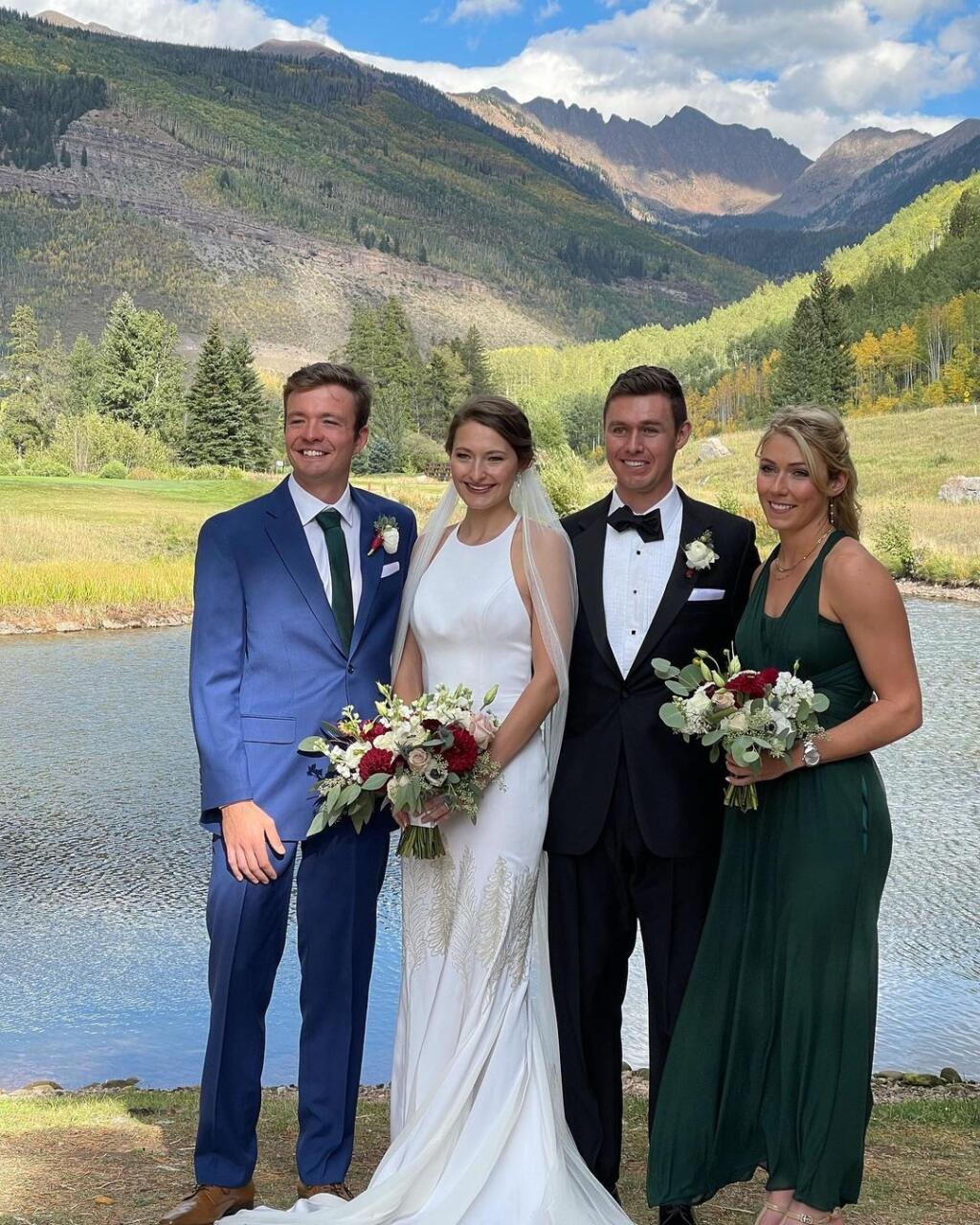 Svedkovia svadby Taylora Shiffrina a Kristi.