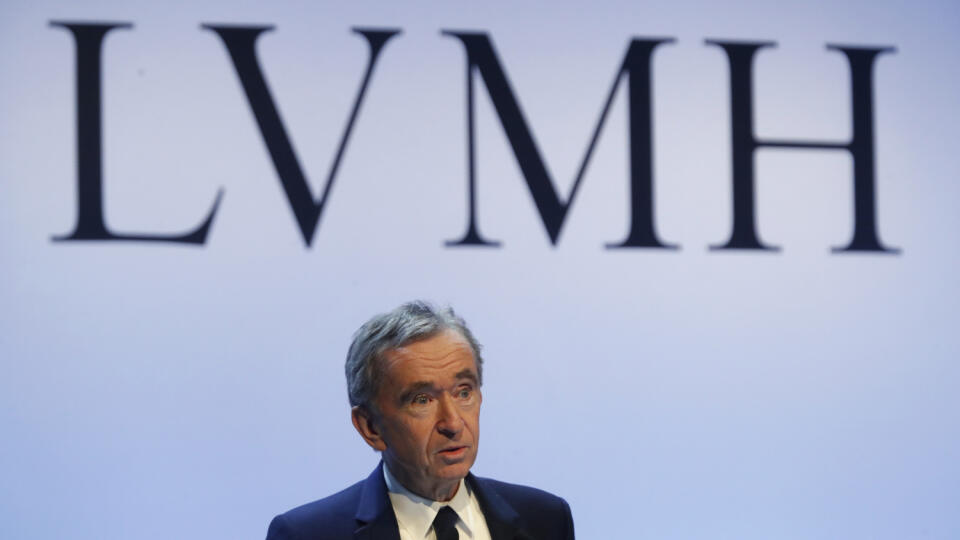 KK44 Paríž - Na archívnej snímke z 28. januára 2020 výkonný riaditeľ francúzskeho módneho koncernu LVMH Bernard Arnault prezentuje výsledky počas tlačovej konferencie v Paríži. Po podaní žaloby na francúzsky módny koncern LVMH americkou klenotníckou firmou Tiffany za zrušenie akvizície plánuje urobiť rovnaký krok spoločnosť LVMH voči Tiffany. Francúzsky konglomerát v stredu (9. 9. 2020) oznámil, že nemôže dokončiť plánovanú akvizíciu Tiffany v hodnote viac než 16 miliárd USD (13,50 miliardy eu