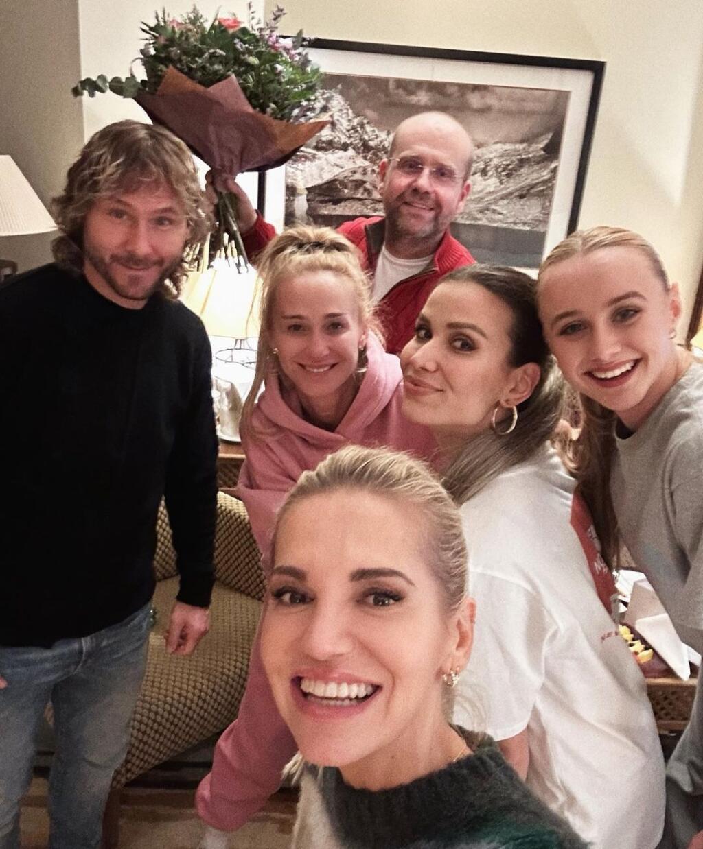 Tesne po tom, čo Nedvěd opustil Juventus, to Dara komentovala takto: „Komentovať jeho pracovné rozhodnutie mi neprináleží. Z pohľadu jeho partnerky môžem iba konštatovať, nejde o prekvapujúce či nečakané rozhodnutie. Keď odstúpi šéf, jeho vojsko ho úplne prirodzene nasleduje,“ uviedla Dara pre český Blesk.