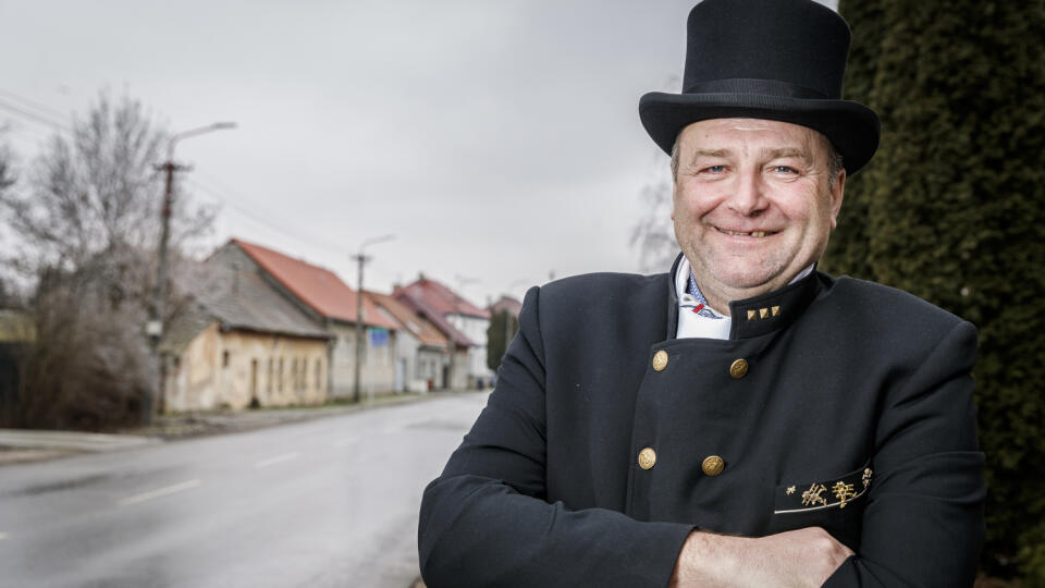 Miroslav Ledecký je prezidentom Slovenskej komory kominárov. Tradičný kominársky oblek už skôr slúži na pamiatku.