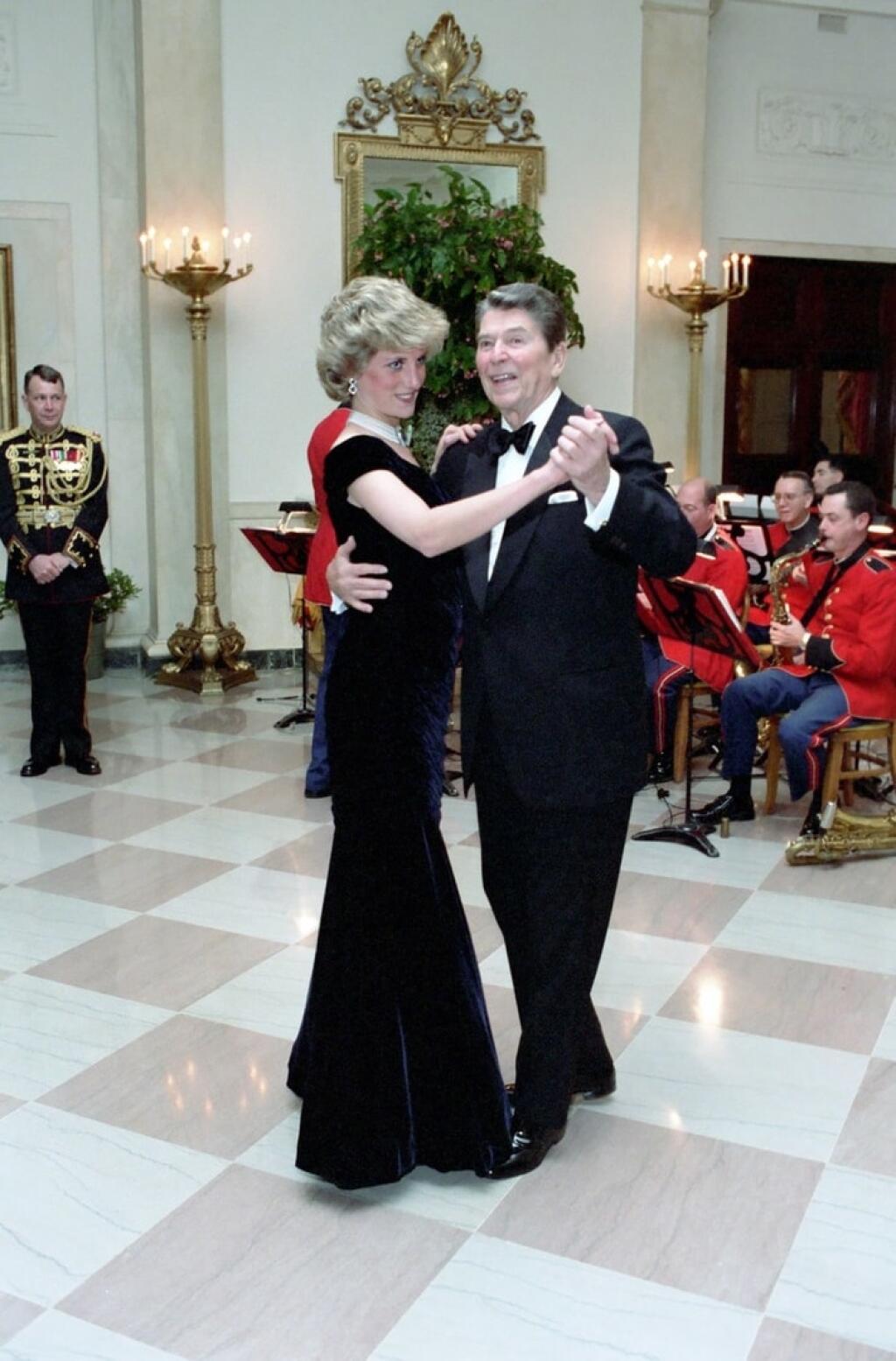 FOTO Najdrahších celebritných rób všetkých čias: Z ich hodnoty vám padne sánka!
