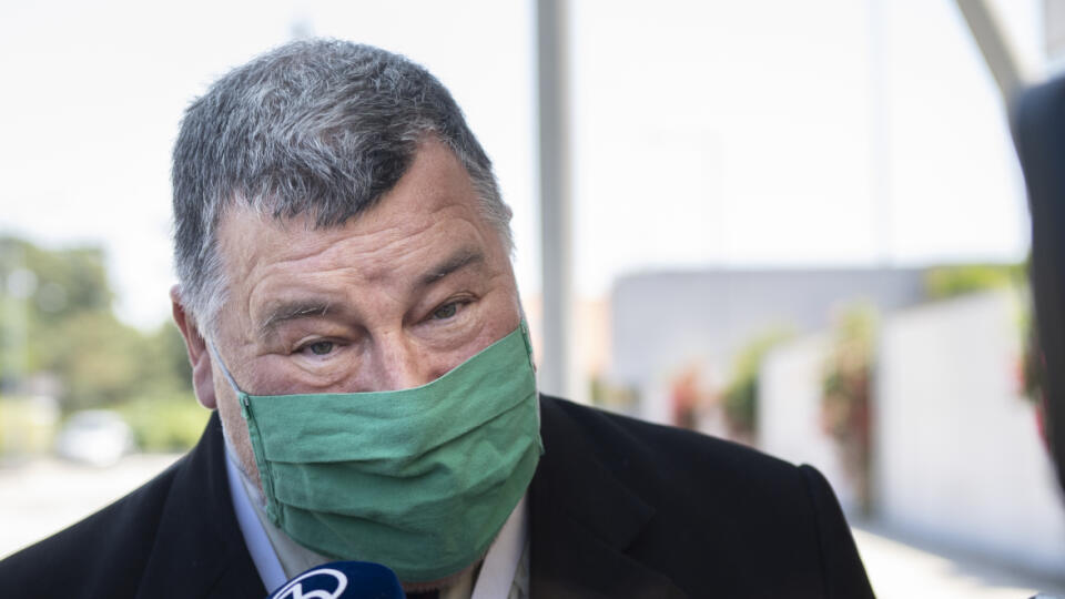 Na snímke epidemiológ Vladimír Krčméry odpovedá na otázky novinárov počas príchodu na zasadnutie Ústredného krízového štábu SR v Bratislave vo štvrtok 17. júna 2021. FOTO TASR - Pavel Neubauer