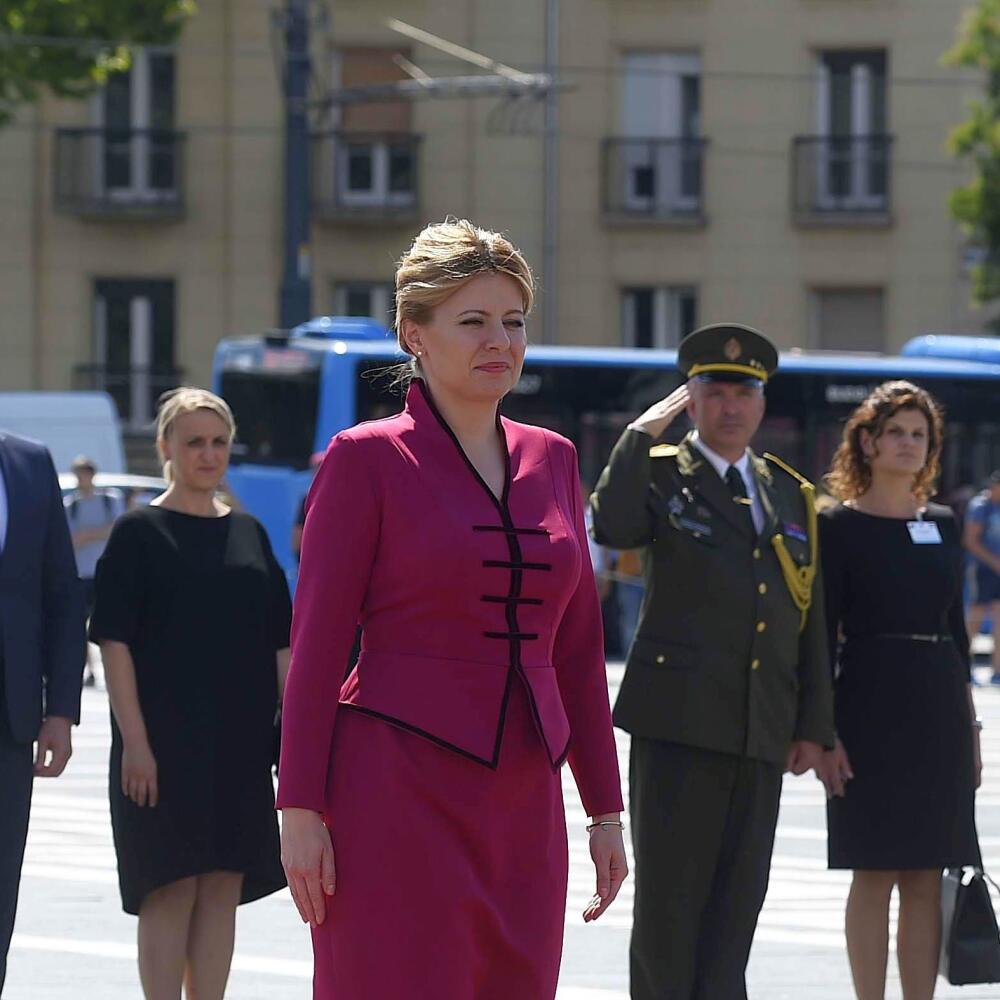 WA 24 Budapešť - Na snímke prezidentka SR Zuzana Čaputová (vľavo) kladie veniec na Námestí hrdinov v rámci oficiálnej návštevy slovenskej hlavy štátu v Budapešti vo štvrtok 11. júla 2019. FOTO TASR/DUNA/MTI - Noemi Bruzak
Staying on an official visit in Hungary Slovakian President Zuzana Caputová lays wreath at the Memorial Stone of Heroes in the Heroes' Square in Budapest 11 July 2019. (MTI/Noemi Bruzak)