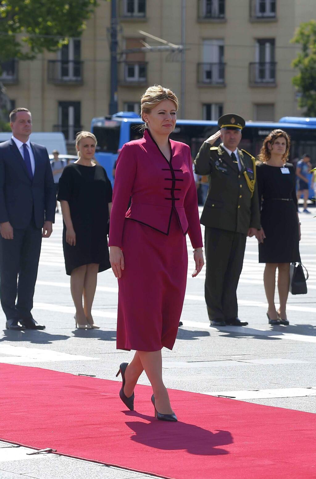 WA 24 Budapešť - Na snímke prezidentka SR Zuzana Čaputová (vľavo) kladie veniec na Námestí hrdinov v rámci oficiálnej návštevy slovenskej hlavy štátu v Budapešti vo štvrtok 11. júla 2019. FOTO TASR/DUNA/MTI - Noemi Bruzak
Staying on an official visit in Hungary Slovakian President Zuzana Caputová lays wreath at the Memorial Stone of Heroes in the Heroes' Square in Budapest 11 July 2019. (MTI/Noemi Bruzak)