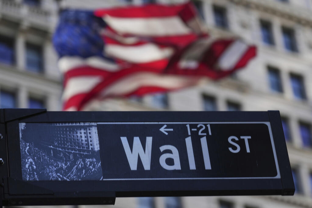 WA 14 New York - Tabuľka s nápisom ulice Wall Street sa nachádza neďaleko budovy newyorskej burzy v utorok 8. apríla 2025. Hlavné akciové indexy newyorskej burzy prvýkrát po tom, ako administratíva prezidenta Donalda Trumpa oznámila zavedenie dodatočných ciel, vykazujú rastovú dynamiku. TASR o tom informuje na základe správy portálu tradingeconomics. FOTO TASR/AP 



A Wall St. sign is seen near the New York Stock Exchange in New York, Tuesday, April 8, 2025. (AP Photo/Seth Wenig)