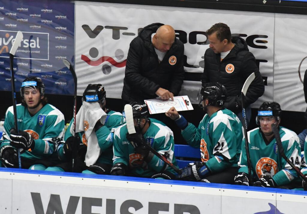Na snímke vpravo hore s tabuľkou v ruke tréner HK Dukla Ingema Michalovce Miroslav Chudý počas zápasu 3. kola hokejového pohárového turnaja Kaufland SuperCup Tipsport ligy v C skupine HK Dukla Ingema Michalovce - HC Košice 15. septembra 2020 v Michalovciach. FOTO TASR - Roman Hanc