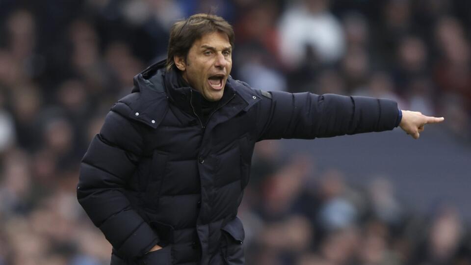 Na archívnej snímke z 3. apríla 2022 tréner futbalistov Tottenhamu Hotspur Antonio Conte.