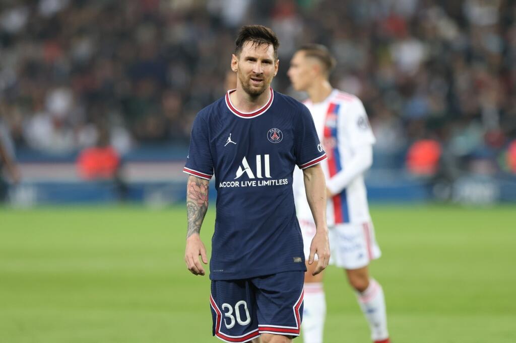 Znechutený Messi odchádza z ihriska. Za PSG odohral už tretí zápas, ale ešte ani raz neskóroval.