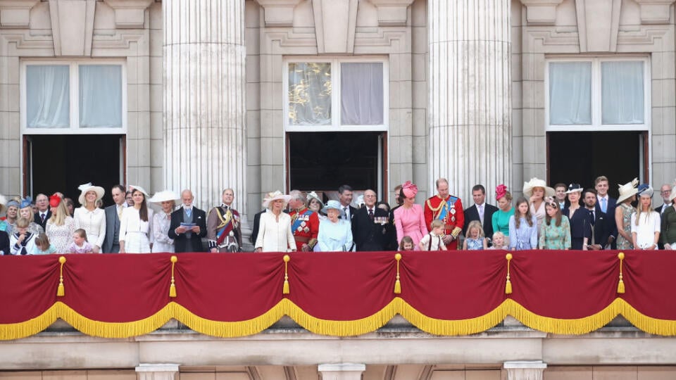 LONDON, ENGLAND - JUNE 17:  Members of the Royal family look out from the balcony of Buckingham Palace during the Trooping the Colour parade on June 17, 2017 in London, England.  (Photo by Chris Jackson/Getty Images)