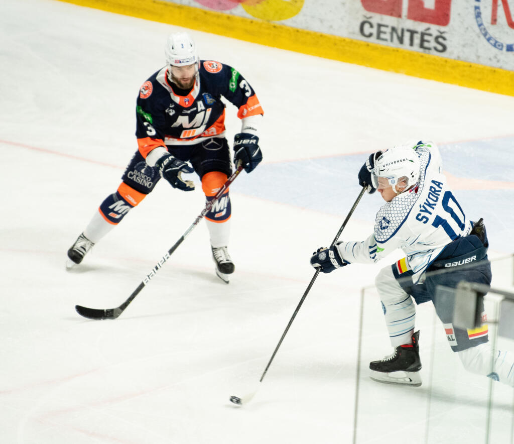 Na snímke zľava Martin Štajnoch (Michalovce) a Adam Sýkora (Nitra) v zápase 5. kola hokejovej Tipos extraligy medzi HK Nitra - HK Dukla Ingema Michalovce 30. septembra 2022 v Nitre. FOTO TASR - Henrich Mišovič