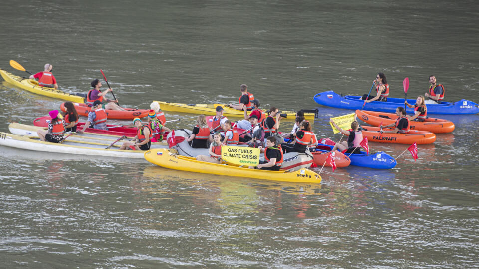 Aktivisti z Greenpeace Slovensko a ďalších organizácií sa plavia po Dunaji počas kajakového protestu spojeného s protestnou cyklojazdou, ktorými verejne vyjadrili nesúhlas s plánovanou výstavbou plynového LNG terminálu v bratislavskom verejnom prístave 14. júla 2021. FOTO TASR - Martin Baumann