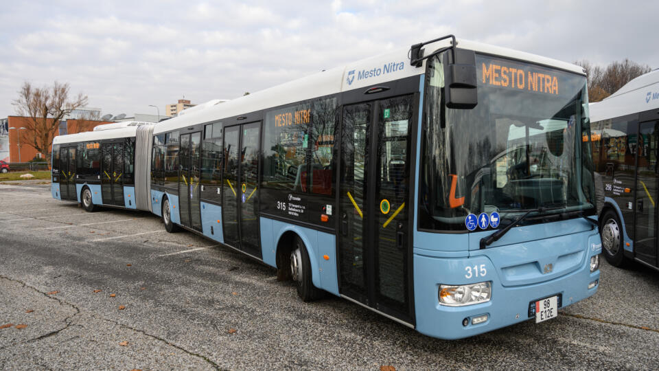 Do Nitry prišli v utorok 7. decembra 2021 desiatky nových autobusov spoločnosti Transdev Morava, ktorá bude v meste zabezpečovať mestskú hromadnú dopravu (MHD). Nový dopravca nahradí od 1. januára 2022 súčasnú dopravnú spoločnosť Arriva Nitra. Kolóna autobusov v bledomodrých nitrianskych farbách vstúpila do mesta krátko popoludní. Od začiatku nového roka tak bude jazdiť v uliciach mesta 80 nových autobusov.
FOTO TASR - Henrich Mišovič