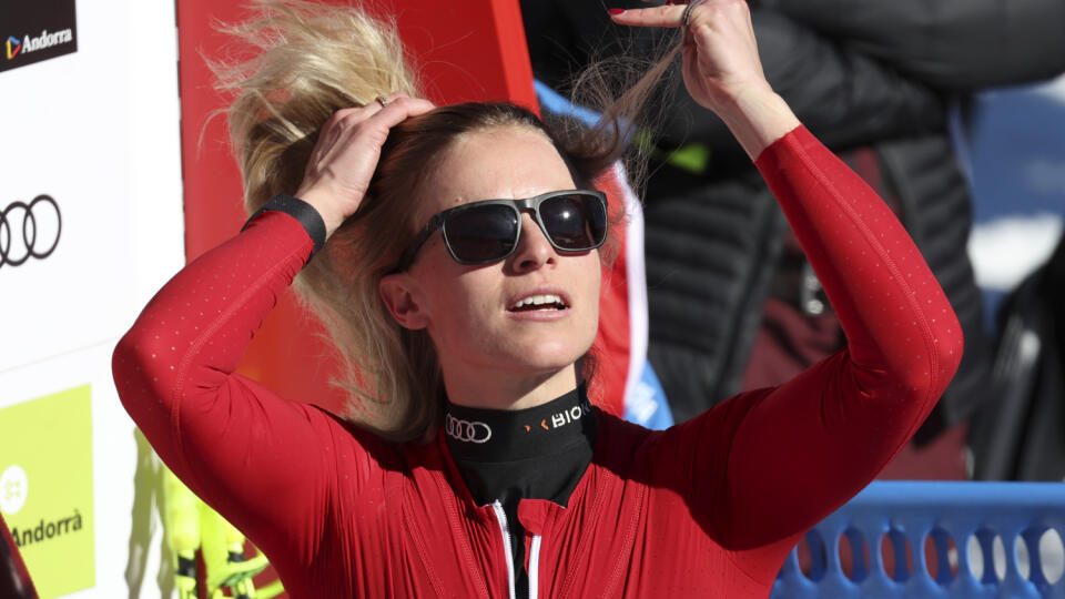 EBE 22 Soldeu - Na snímke švajčiarska lyžiarka Lara Gutová-Behramiová v cieli super-G žien v rámci finále Svetového pohára v alpskom lyžovaní v andorrskom Soldeu vo štvrtok 16. marca 2023. Gutová-Behramiová získala už štvrtý malý glóbus za super-G Svetového pohára. FOTO TASR/AP
Switzerland's Lara Gut Behrami adjusts her hair at the finish area of an alpine ski, women's World Cup super-g race, in Soldeu, Andorra, Thursday, March 16, 2023. (AP Photo/Alessandro Trovati)