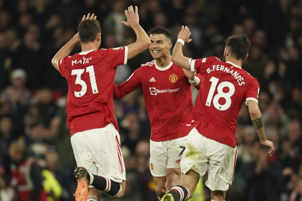 Futbalista Manchestru United Cristiano Ronaldo (uprostred) sa teší z gólu so spoluhráčmi Nemanjom Matičom (vľavo) a Brunom Fernandesom počas zápasu 37. kola anglickej Premier League Manchester United - FC Chelsea v Manchestri vo štvrtok 28. apríla 2022.