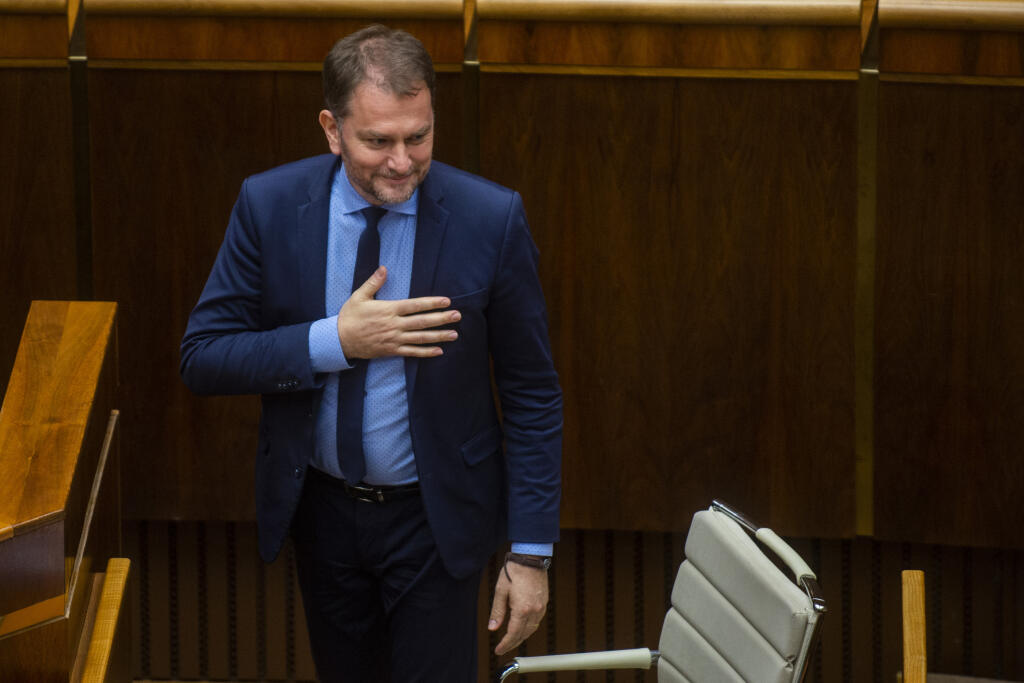 Na snímke minister financií Igor Matovič (OĽaNO) sa teší po schválení svojho protiinflačného balíka na pomoc rodinám na 65. schôdzi parlamentu v Bratislave v utorok 24. mája 2022. Za hlasovalo 83 zo 131 prítomných poslancov. Na voľnočasové aktivity dostanú od januára budúceho roku deti od piatich do 18 rokov každý mesiac 60 eur. Zvýši sa aj suma daňového bonusu a vzrastie aj prídavok na dieťa - a to najskôr od júla tohto roku a potom aj od januára budúceho roka. FOTO TASR - Jakub Kotian