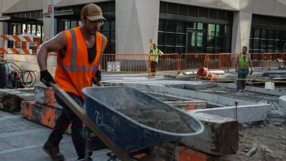 AZ3 New York - Robotník pracuje počas horúceho dňa v utorok 24. júna 2025 v New Yorku. FOTO TASR/AP
Construction workers brave sweltering temperatures during an early summer heat wave, Tuesday, June 24, 2025, in New York. (AP Photo/Olga Fedorova)