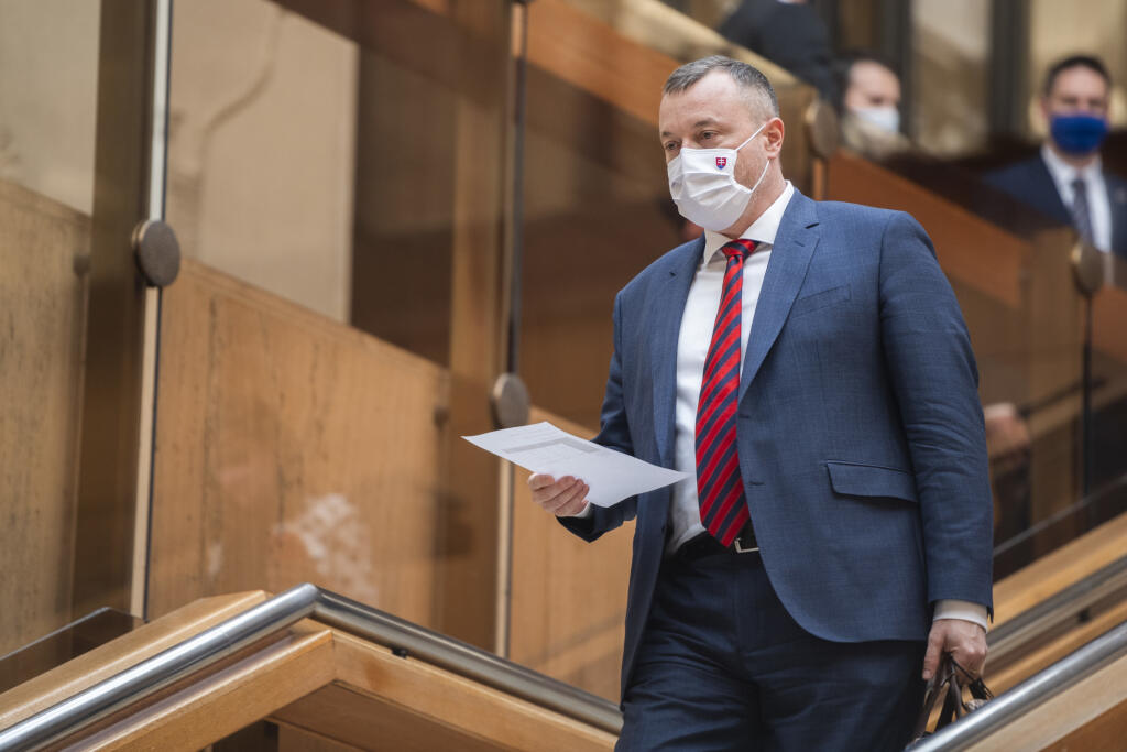 Na snímke minister práce, sociálnych vecí a rodiny SR Milan Krajniak (Sme rodina) odchádza zo 17. rokovania vlády SR v Bratislave 7. mája 2020. FOTO TASR - Jaroslav Novák