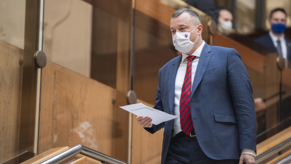 Na snímke minister práce, sociálnych vecí a rodiny SR Milan Krajniak (Sme rodina) odchádza zo 17. rokovania vlády SR v Bratislave 7. mája 2020. FOTO TASR - Jaroslav Novák