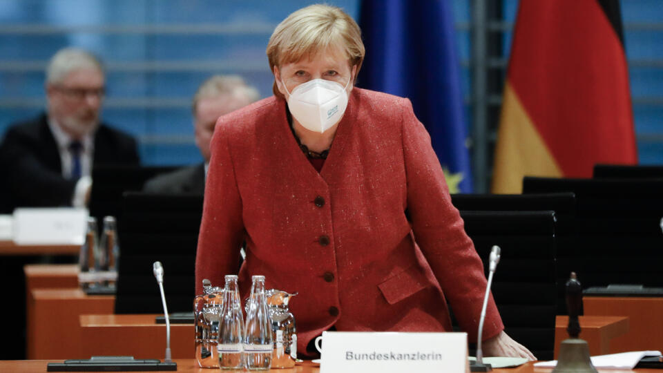 EBE 17 Berlín - Na snímke nemecká kancelárka Angela Merkelová počas pravidelného zasadnutia vládneho kabinetu v Berlíne 11. novembra 2020. FOTO TASR/AP
German Chancellor Angela Merkel arrives at the weekly cabinet meeting of the German government at the chancellery in Berlin, Germany, Wednesday, Nov. 11, 2020. (AP Photo/Markus Schreiber, pool)