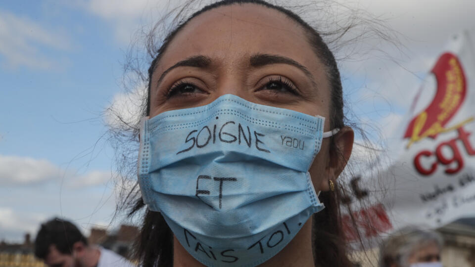 WA 15 Paríž - Zdravotná pracovníčka má na tvári ochranné rúško s nápisom Lieč a buď ticho počas protestu za vyššie platy a lepšie pracovné podmienky v Paríži vo štvrtok 15. októbra 2020. Francúzsky prezident Emmanuel Macron nariadil v Paríži a ďalších ôsmich mestách nočný zákaz vychádzania od 21.00 h do 06.00 h. Toto opatrenie bude platiť od soboty 17. októbra na obdobie najmenej štyroch týždňov, oznámil v stredu večer v televíznom rozhovore.Prezident sa rozhodol opatrenie zaviesť po tom, čo v k