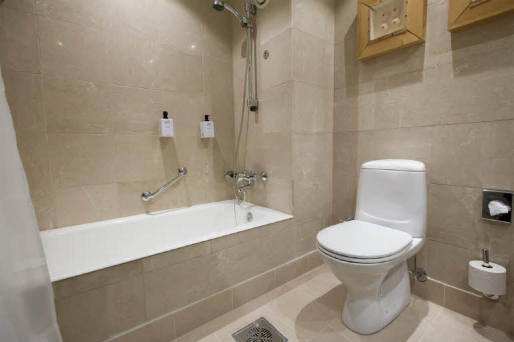 Samotný hotel má deväť poschodí a dokopy až 523 izieb. Každá z nich je vybavené minibarom, satelitnou TV a kúpeľňou s vyhrievanou podlahou. Cena za jednu noc sa pohybuje od 140 do 200 eur.