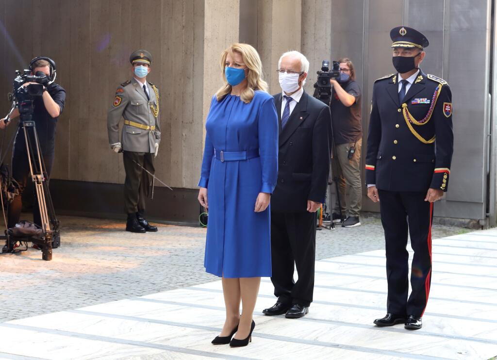 Na snímke prezidentka SR Zuzana Čaputová počas kladenia vencov na centrálnych osláv 76. výročia Slovenského národného povstania (SNP) v areáli Pamätníka SNP v Banskej Bystrici, 29. augusta 2020. FOTO TASR - Ján Krošlák