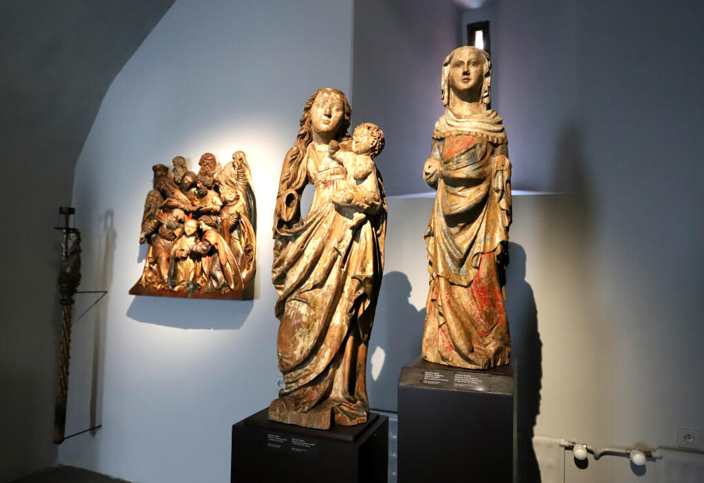 Slovenská národná galéria (SNG) na Zvolenskom hrade otvorila novú expozíciu gotického umenia. Expozícia predstavuje kolekciu stredovekého sochárstva a maliarstva na Slovensku jedinečnú počtom vystavených diel, ako aj koncentráciou na obdobie 14. až 16. storočia. Vystavených je viac než 70 sôch a obrazov. Na snímke zľava dielo Smrť Panny Márie pochádzajúce z Chrenovca okolo roku 1520, Madona z neznámej lokality zo 16. storočia a Madona z Teriakoviec zo 14. storočia sú vystavené na Zvolenskom zámk