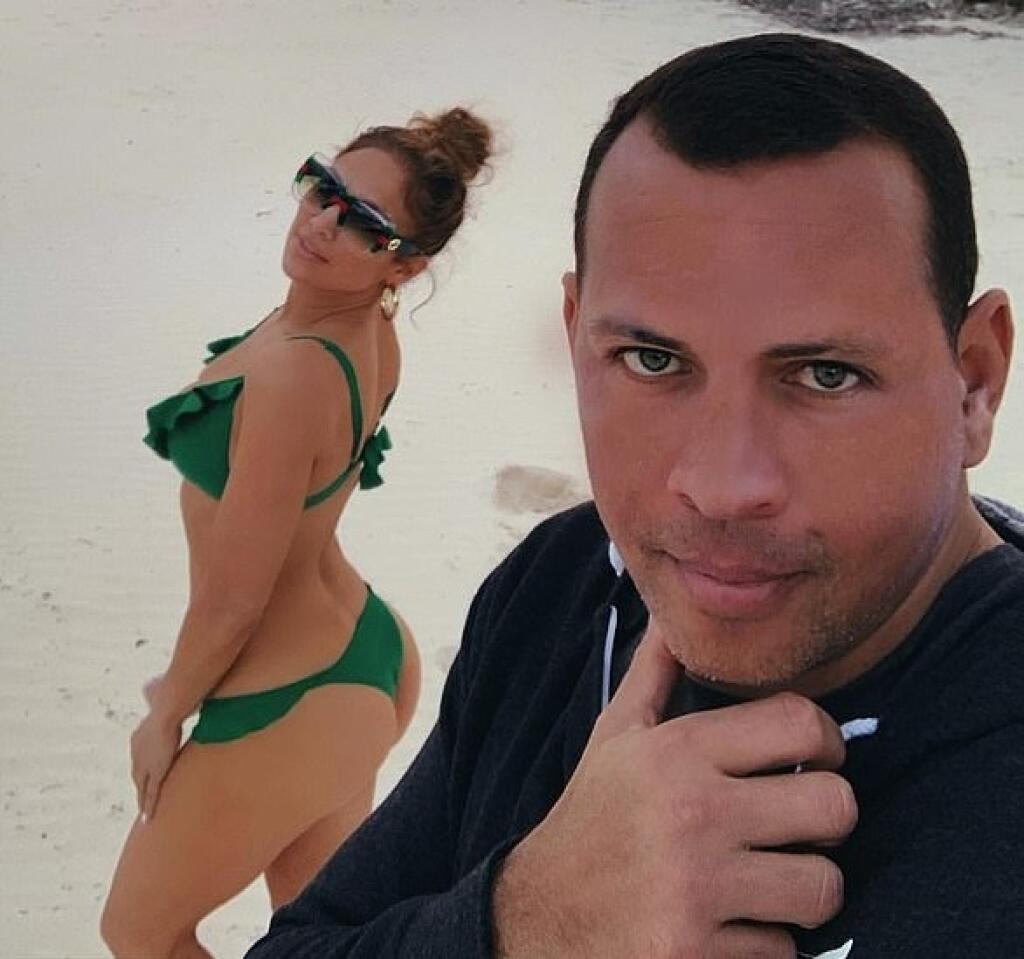 Rok po romantických zásnubách na pláži latino diva Jennifer Lopez (52) potvrdila, že medzi ňou a Alexom Rodriguezom (45) už nič nie je.