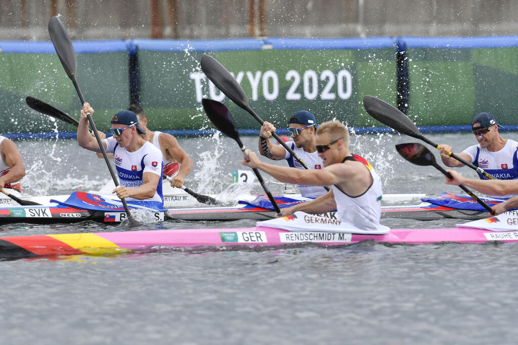 Na snímke slovenská posádka rýchlostných kanoistov K4 v zložení Samuel Baláž, Denis Myšák, Erik Vlček a Adam Botek počas semifinále na 500 metrov počas XXXII. letných olympijských hier v Tokiu, 7. augusta 2021. FOTO TASR - Michal Svítok