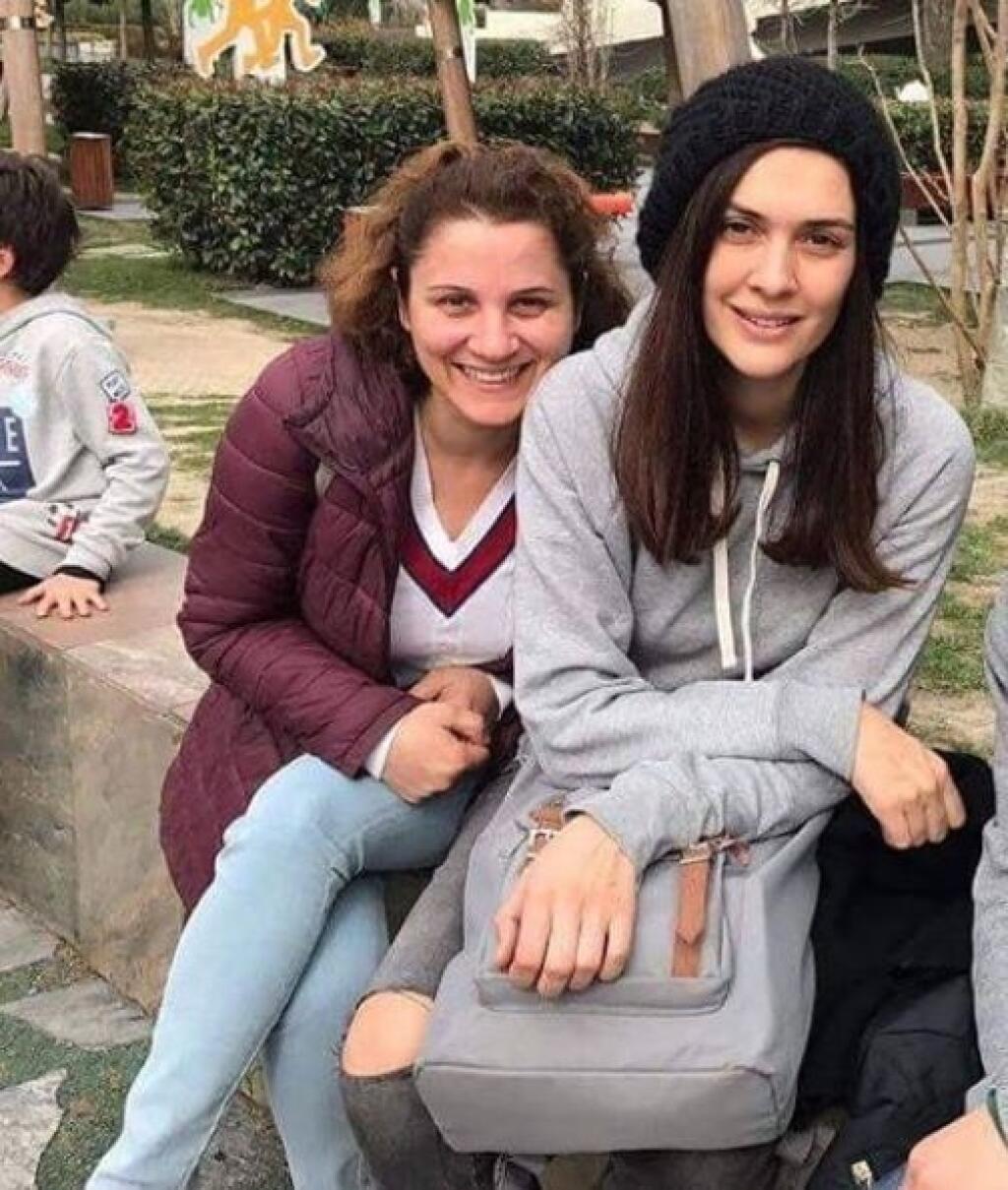 Pristane jej to! Šeherezáda (vpravo) vyzerá perfektne aj v teplákovej bunde a roztrhaných nohaviciach.