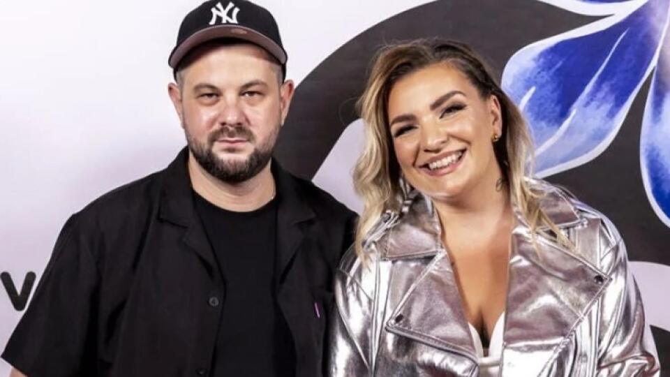 Simona First a Joe Trendy na markizáckej letnej párty.