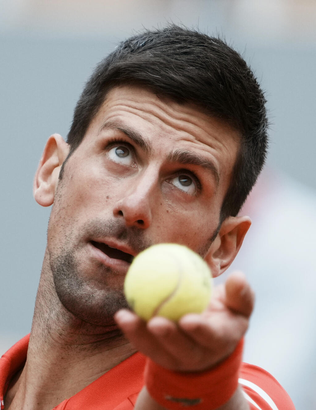 JB 52 Paríž - Srbský tenista Novak Djokovič podáva proti Ričardasovi Berankisovi z Litvy v 3. kole dvojhry na grandslamovom turnaji Roland Garros v Paríži 5. júna 2021. FOTO TASR/AP
Serbia's Novak Djokovic serves to Lithuania's Ricardas Berankis during their third round match on day 7, of the French Open tennis tournament at Roland Garros in Paris, France, Saturday, June 5, 2021. (AP Photo/Thibault Camus)