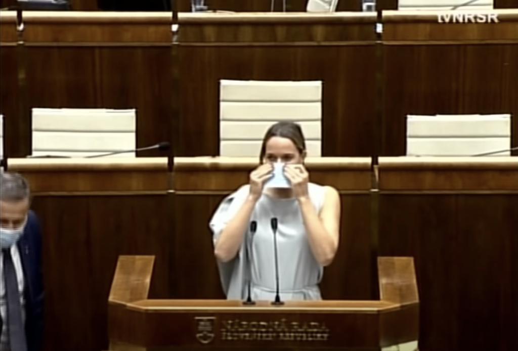 Pri jednom zo svojich prejavov v parlamente mala Tabák problém s dýchaním kvôli rúšku. Následne sa schovala pod rečnícky pult, odkiaľ sa vynorila po pár sekundách.