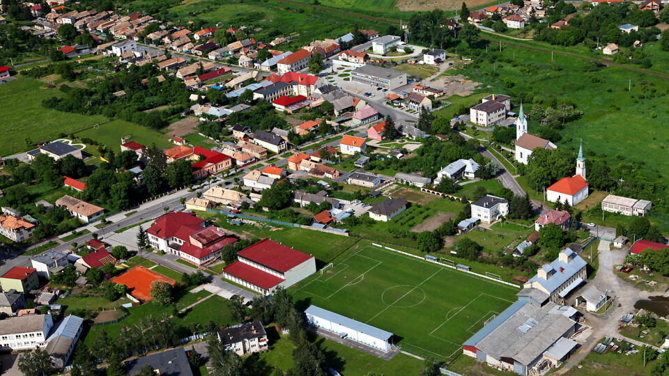 Letecký pohľad na centrum Jesenského – obce mnohých kultúr.