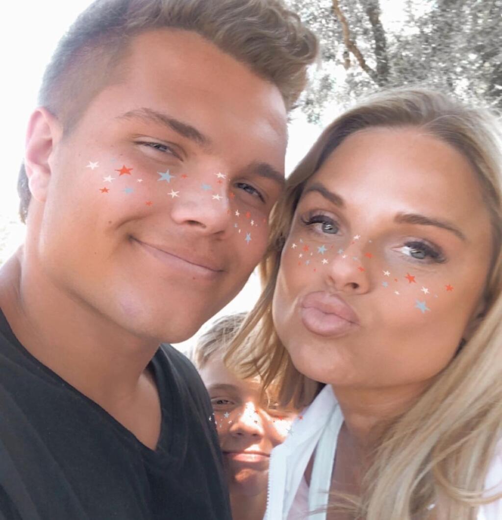 Mladého quarterbacka draftoval New York Jets a na drafte sa s ním objavila poriadne sexi blondína. Internet okamžite začal riešiť, ktože sa to objavil po Wilsonovom boku, až prišiel na to, že to nie je jeho priateľka, ale mama.